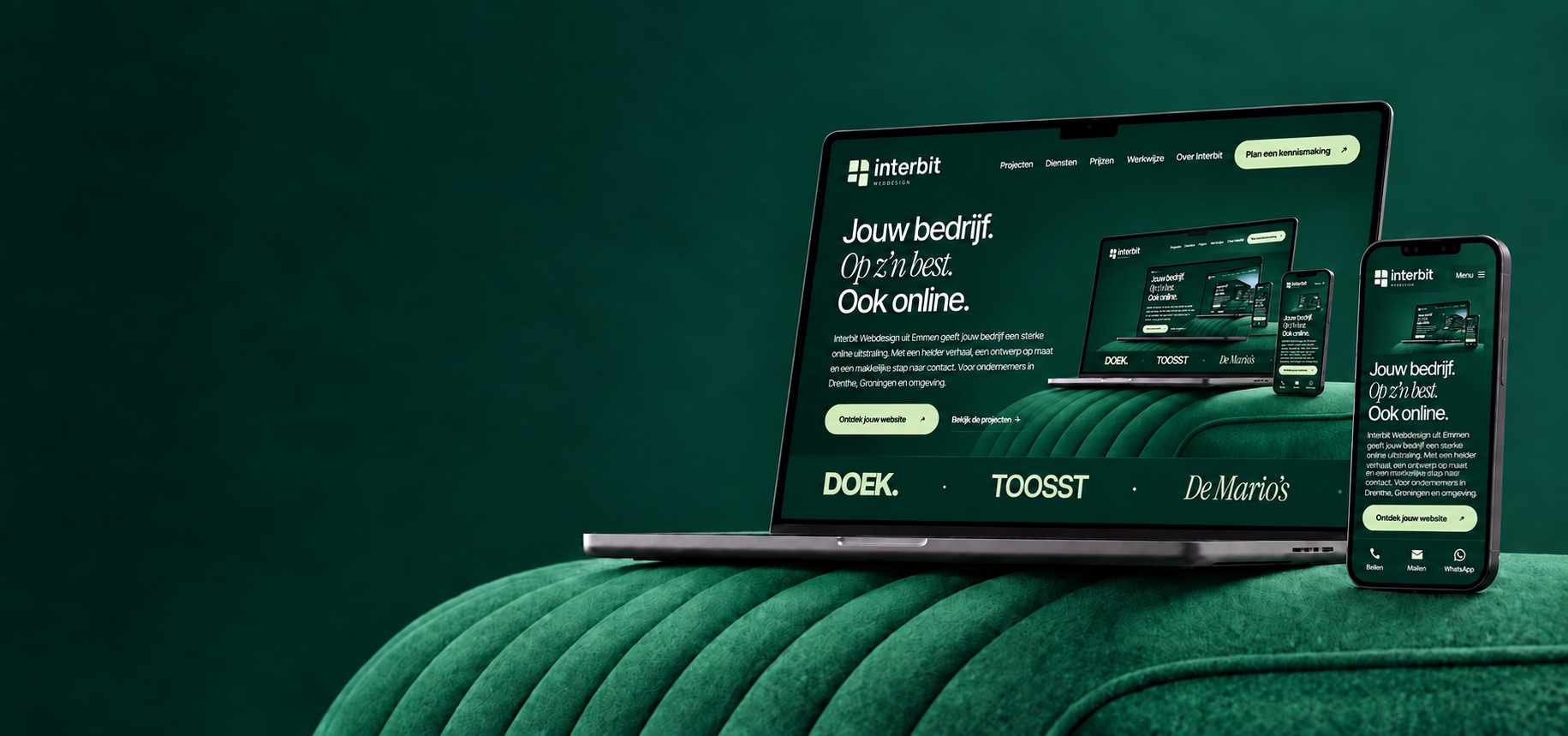 De Interbit-website op een laptop en mobiel, met de website opnieuw zichtbaar in de schermen, op een diepgroene stoffen ondergrond